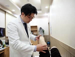 %20권혁남%20원장_진료사진.jpg