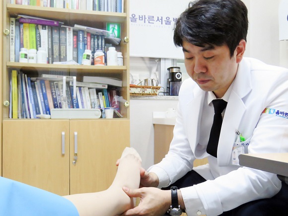 %20이태훈원장%20문진장면.jpg